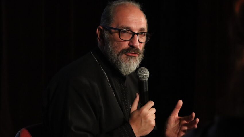 Preotul Constantin Necula, discuții cu angajații CJAS Mureș