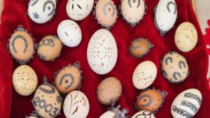 Brașovenii pot cunoaște tradiția potcovirii ouălor