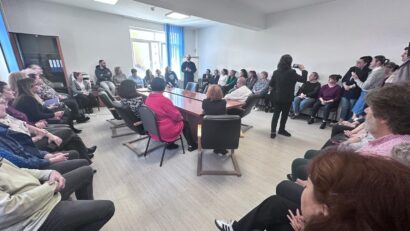 Preotul Constantin Necula, discuții cu angajații CJAS Mureș