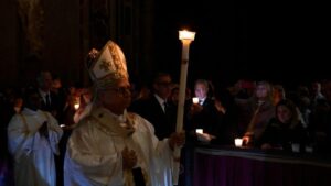 Creştinii romano-catolici şi protestanţi celebrează astăzi Paştele