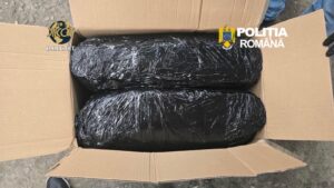 Două persoane, arestate preventiv după ce au fost prinse în flagrant cu un pachet de 13 kg de cannabis, în Mureș