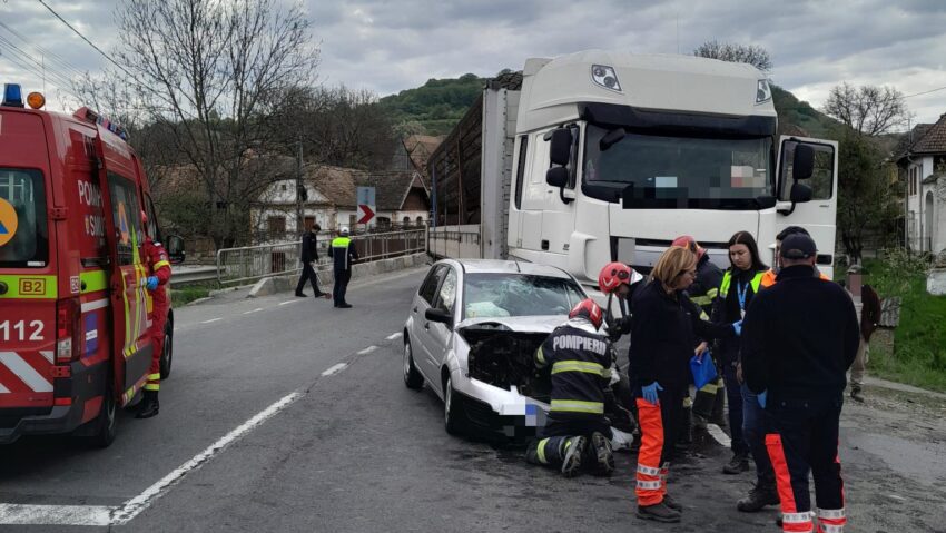 Mureș: Accident între un autocamion care transporta material feros și un autoturism