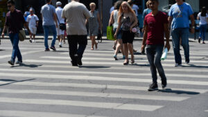 Aproape 40% dintre români consideră că actualul sistem politic trebuie schimbat