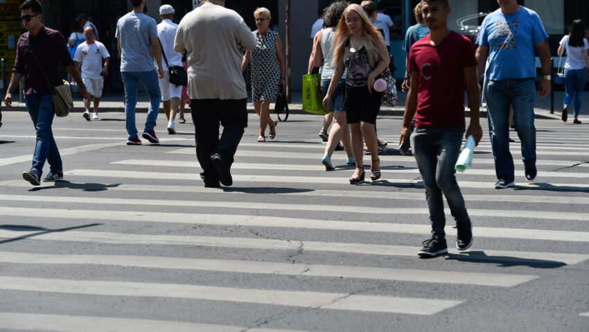 Aproape 40% dintre români consideră că actualul sistem politic trebuie schimbat