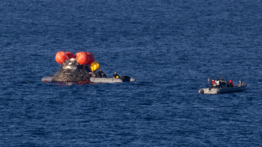 Capsula Orion a misiunii Artemis 2 și echipajul său s-au întors în siguranță azi-noapte pe Pământ