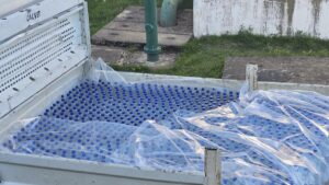 Locuitorii de pe mai multe străzi din Târgu Secuiesc primesc apă îmbuteliată de la compania regională de apă