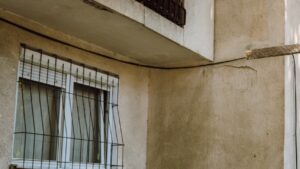 Numărul românilor de la oraşe care deţin propria locuinţă este în scădere