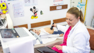 60 de cabinete medicale de la sate vor fi modernizate de Salvați Copii