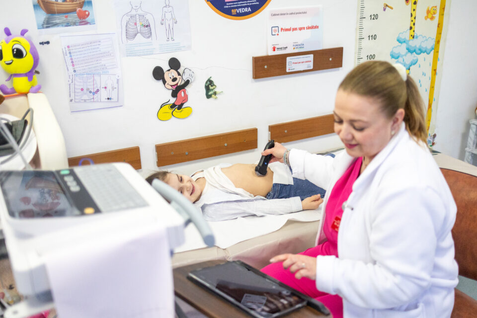 60 de cabinete medicale de la sate vor fi modernizate de Salvați Copii