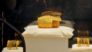 Coiful de la Coţofeneşti şi cele două brăţări de aur au fost aduse în ţară