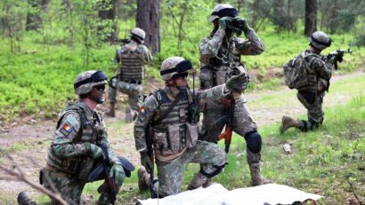 Exerciţii militare cu tehnică blindată şi desant aerian în Poligonul ‘Păiş’ de la Sfântu Gheorghe