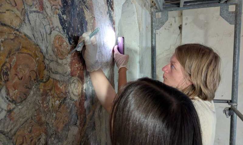 Cea mai mare frescă medievală din Transilvania, restaurată cu studenţi din şapte ţări