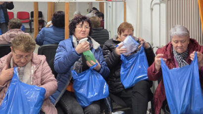 Aproape o sută de vârstnici din Harghita şi Covasna au primit pachete înainte de Paşti