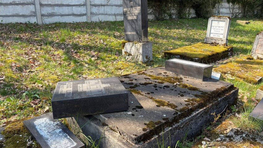 Ambasada Israelului condamnă cu fermitate acţiunea de profanare a Cimitirului Evreiesc din Reghin