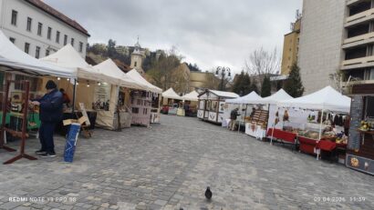 Târg de produse tradiționale în Piața Sfântul Ioan din Brașov