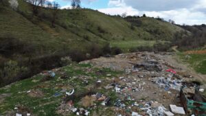 Covasna: amendă de 45.000 de lei primăriei comunei Vâlcele, pentru deșeuri aruncate în zone neautorizate