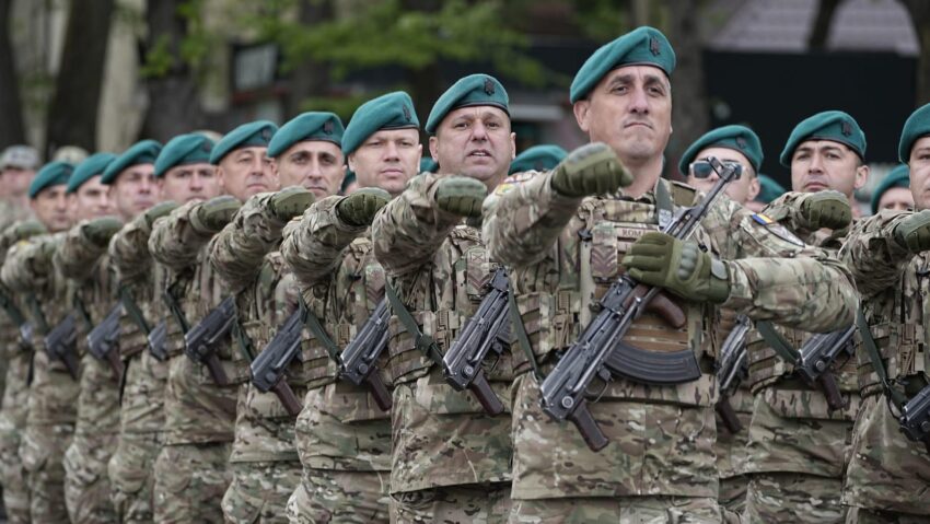 Ziua Forţelor Terestre: Ceremonii la monumentele eroilor, expoziţii de armament, standuri de promovare a carierei militare