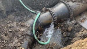 Avarie gravă în rețeaua de apă la Târgu Secuiesc, municipiul rămâne fără apă în noaptea de uminică spre luni