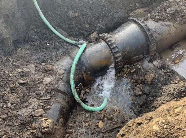Avarie gravă în rețeaua de apă la Târgu Secuiesc, municipiul rămâne fără apă în noaptea de uminică spre luni