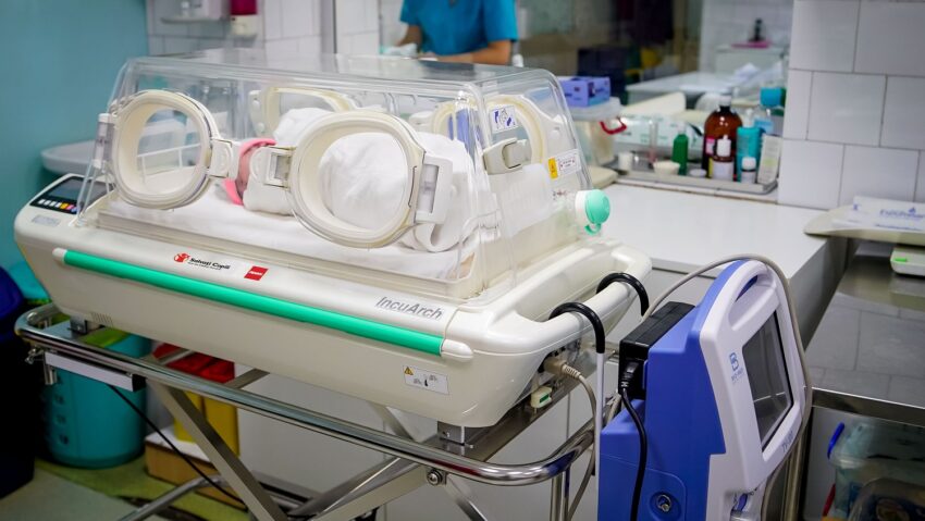Organizaţia Salvaţi Copiii România anunţă că a primit solicitări de sprijin de la 35 de maternităţi