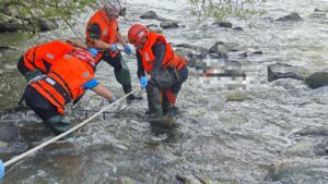 UPDATE O femeie a fost extrasă de pompierii mureșeni din râul Mureș