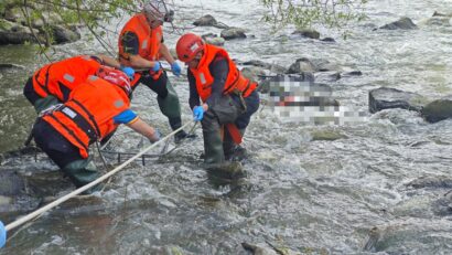 UPDATE O femeie a fost extrasă de pompierii mureșeni din râul Mureș