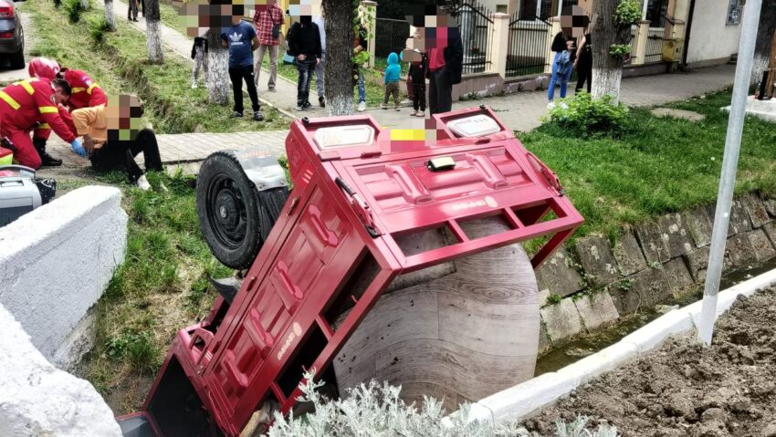 Două persoane rănite, în urma răsturnării unui triciclu