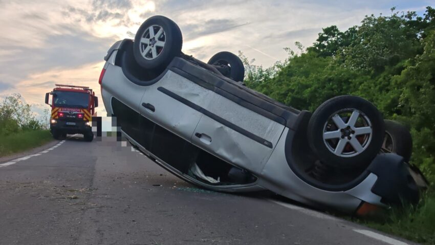 Autoturism răsturnat pe carosabil în localitatea Papiu Ilarian