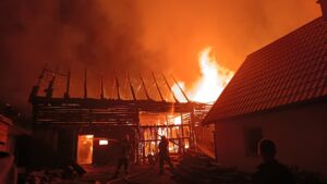 Peste 50 de pompieri militari și civili au intervenit la un incendiu produs azi noapte în Harghita