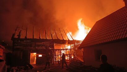 Peste 50 de pompieri militari și civili au intervenit la un incendiu produs azi noapte în Harghita