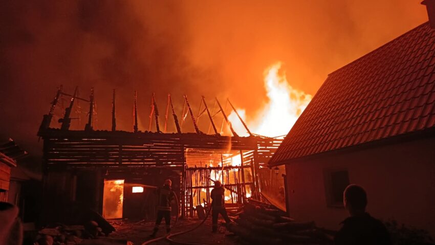 Peste 50 de pompieri militari și civili au intervenit la un incendiu produs azi noapte în Harghita