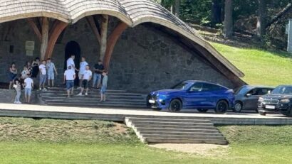 Trei persoane care şi-au parcat autoturismele pe scena altarului de la Şumuleu-Ciuc, cercetate de poliţişti