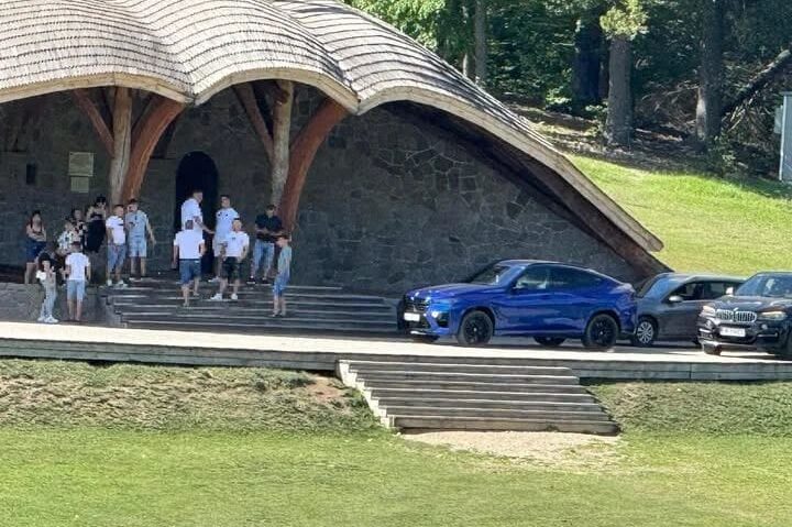 Trei persoane care şi-au parcat autoturismele pe scena altarului de la Şumuleu-Ciuc, cercetate de poliţişti
