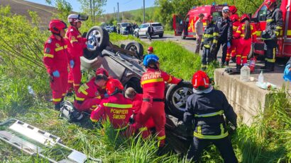 Mureș: Autoturism cu 6 persoane răsturnat în Budiul Mic