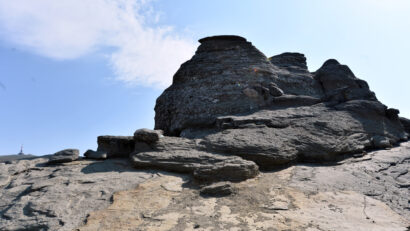 Terenul pe care se află monumentele naturale Babele şi Sfinxul aparţine de comuna Moroeni din judeţul Dâmboviţa