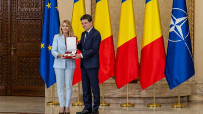 Zeiţa de la Montreal, Nadia Comăneci, a primit astăzi cea mai înaltă distincţie a statului român pentru sportivi