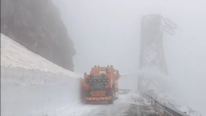 Drumarii continuă deszăpezirea tronsonului de mare altitudine al Drumului Național 7C- Transfăgărășan