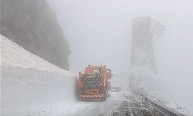 Drumarii continuă deszăpezirea tronsonului de mare altitudine al Drumului Național 7C- Transfăgărășan