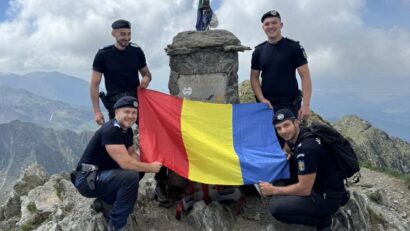 Sibiu: Jandarmii au arborat Tricolorul pe Vârful Negoiu din Munţii Făgăraş