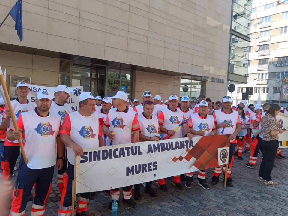Protest masiv al angajaților de la serviciile de ambulanță din țară
