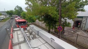Incendiu cu mari degajări de fum la un depozit de legume-fructe din Tg.Mureș