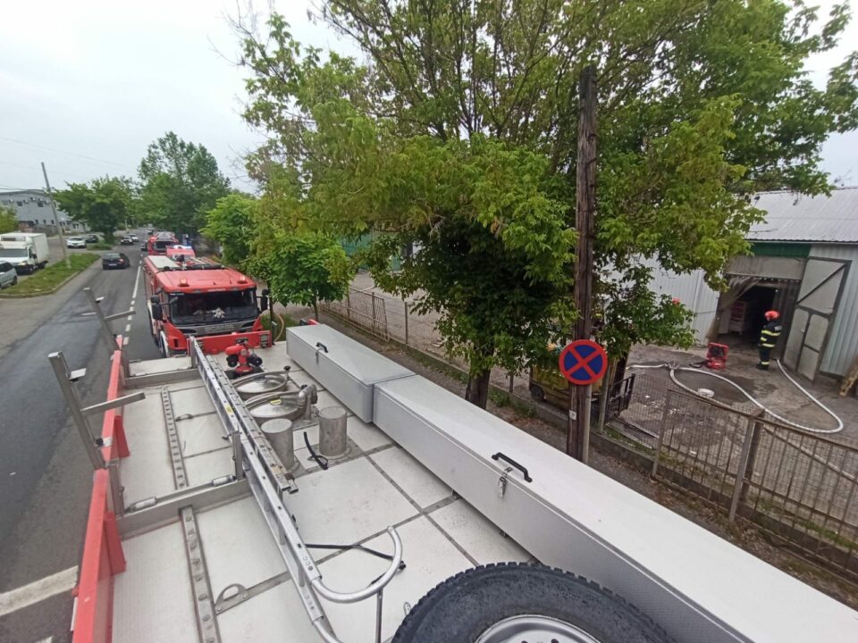 Incendiu cu mari degajări de fum la un depozit de legume-fructe din Tg.Mureș