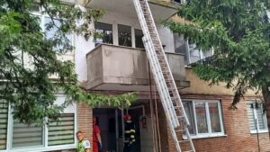 Explozie urmată de incendiu într-un bloc din Odorheiu Secuiesc