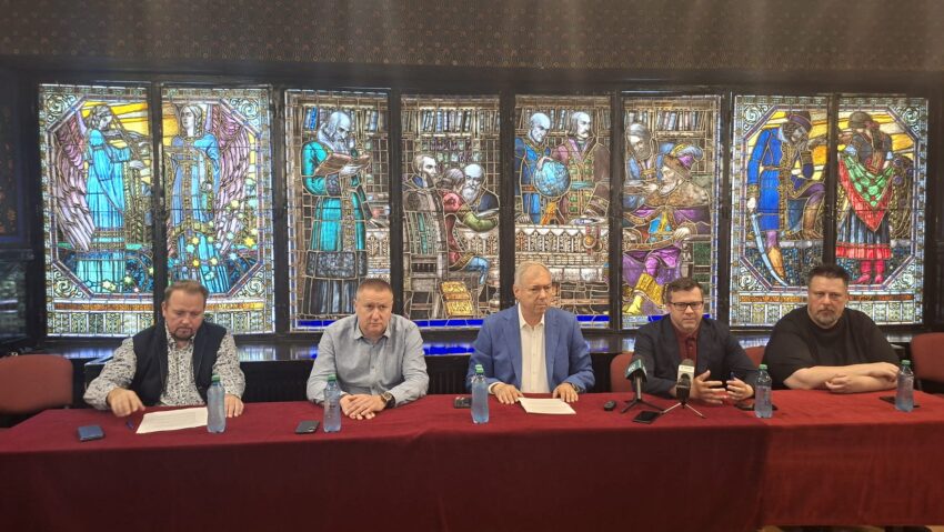 Aproape 60 de artiști ai Filarmonicii din Târgu Mureș vor concerta pe Lacul Ursu