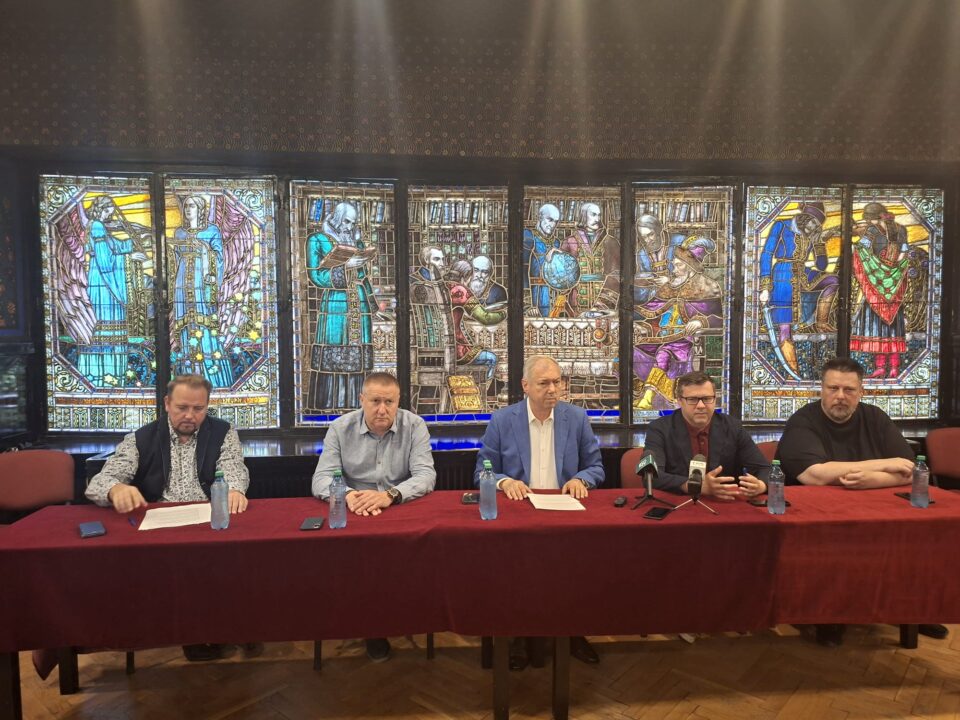 Aproape 60 de artiști ai Filarmonicii din Târgu Mureș vor concerta pe Lacul Ursu