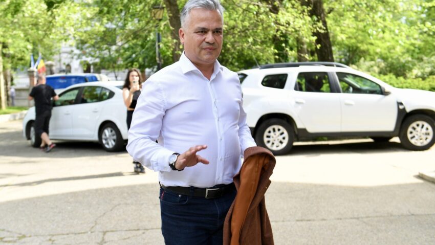 Premierul desemnat, Adrian Veştea, a anunţat că depune, astăzi, la Parlament programul de guvernare şi lista de miniştri