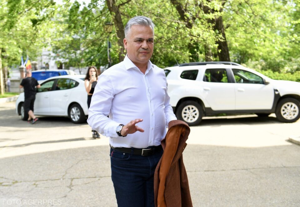 Premierul desemnat, Adrian Veştea, a anunţat că depune, astăzi, la Parlament programul de guvernare şi lista de miniştri