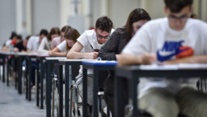 Absolvenții de clasa a XII-a încep, astăzi, examenul de bacalaureat