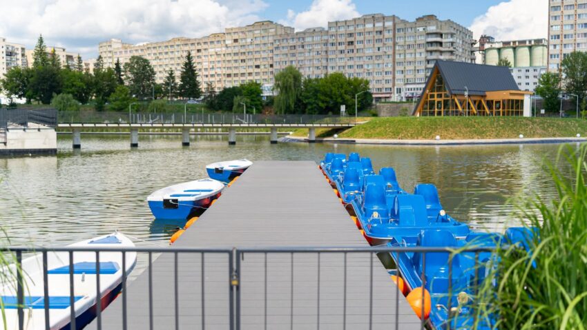 Bărcile şi hidrobicicletele de pe lacul din zona Gării Sfântu Gheorghe, date în folosinţă în weekend