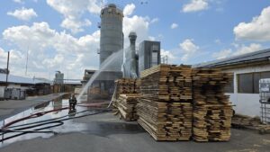 Incendiu puternic la un siloz de rumeguș dintr-o localitate mureșeană